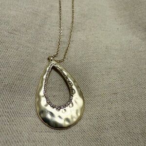 Elegant Gold Teardrop Pendant Necklace